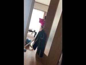 スマホ個人撮影　旦那が撮影…生活感溢れるリビングで着替える嫁をこっそり盗撮…！