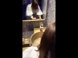 スマホ個人撮影　結婚式場のトイレで新郎新婦がハメてるレア動画、、［再］